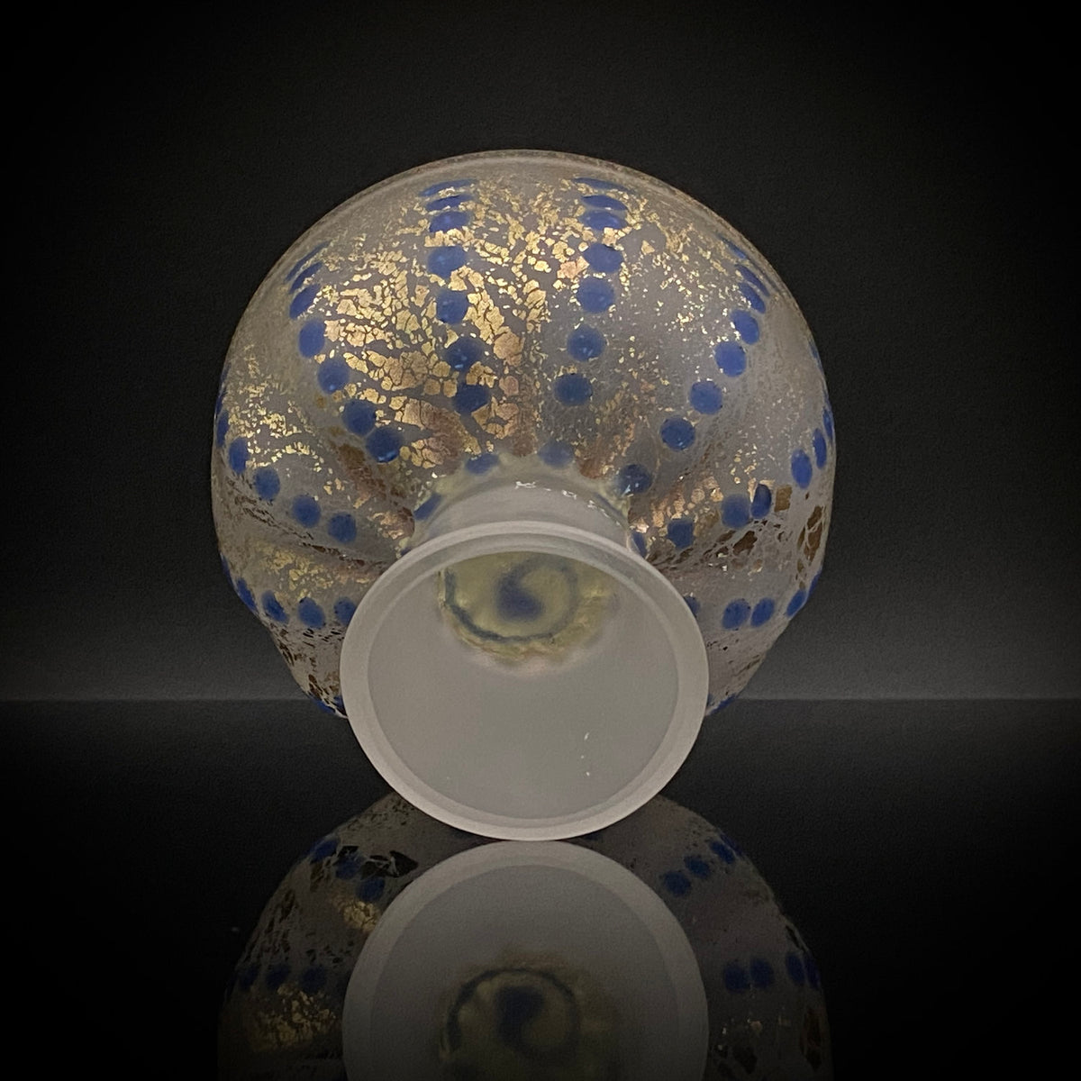 青森県芸術文化報奨受賞 津軽びいどろ 北洋硝子 大川 薫 作 金色箔 青玉文 艶消し乳白硝子 馬上盃 訳あり #485