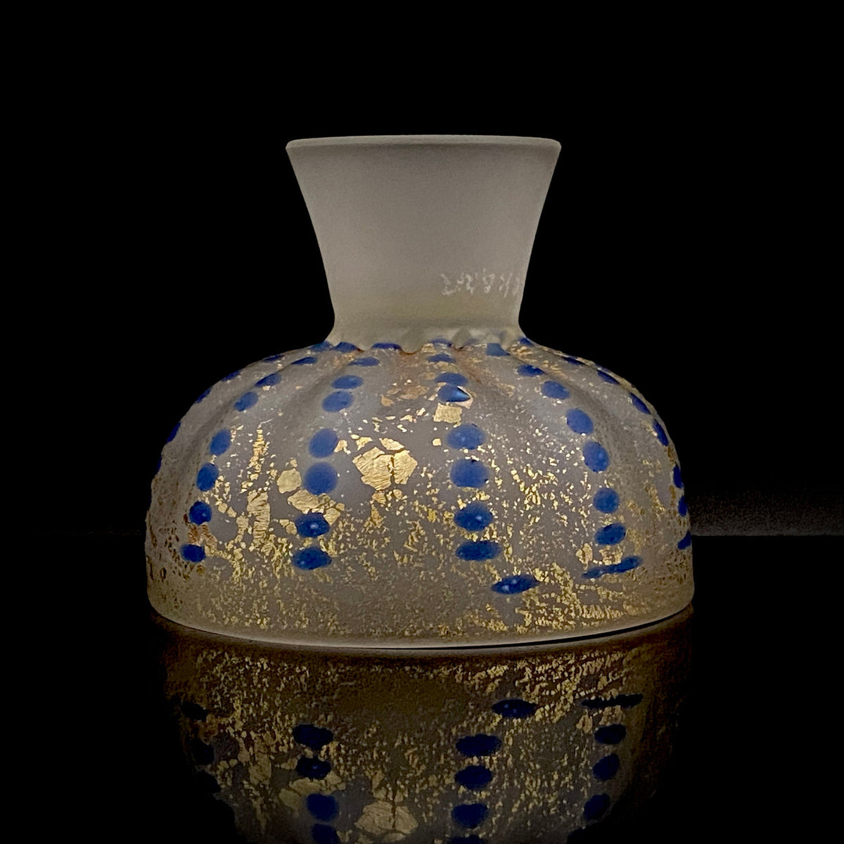 青森県芸術文化報奨受賞 津軽びいどろ 北洋硝子 大川 薫 作 金色箔 青玉文 艶消し乳白硝子 馬上盃 訳あり #485