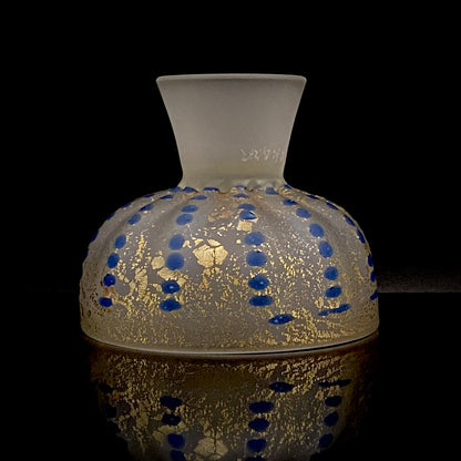 青森県芸術文化報奨受賞 津軽びいどろ 北洋硝子 大川 薫 作 金色箔 青玉文 艶消し乳白硝子 馬上盃 訳あり #485