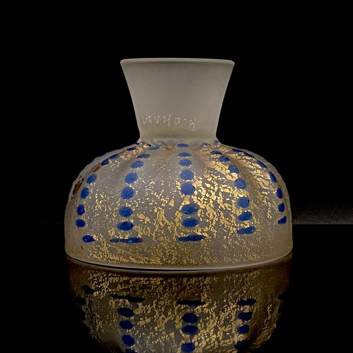 青森県芸術文化報奨受賞 津軽びいどろ 北洋硝子 大川 薫 作 金色箔 青玉文 艶消し乳白硝子 馬上盃 訳あり #485
