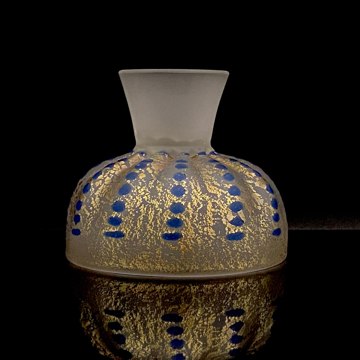 青森県芸術文化報奨受賞 津軽びいどろ 北洋硝子 大川 薫 作 金色箔 青玉文 艶消し乳白硝子 馬上盃 訳あり #485