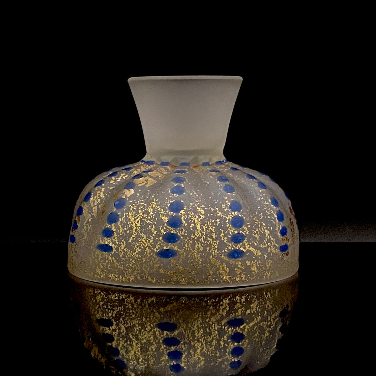 青森県芸術文化報奨受賞 津軽びいどろ 北洋硝子 大川 薫 作 金色箔 青玉文 艶消し乳白硝子 馬上盃 訳あり #485