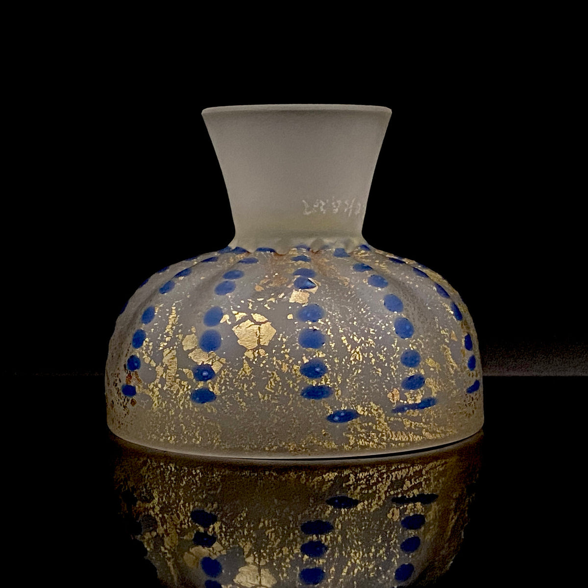 青森県芸術文化報奨受賞 津軽びいどろ 北洋硝子 大川 薫 作 金色箔 青玉文 艶消し乳白硝子 馬上盃 訳あり #485