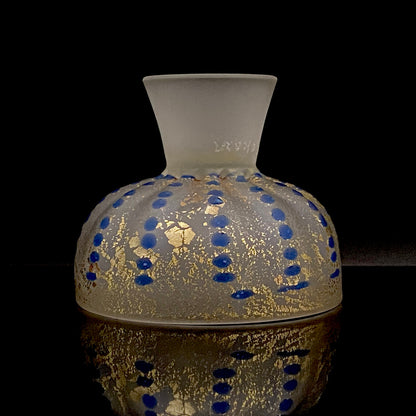 青森県芸術文化報奨受賞 津軽びいどろ 北洋硝子 大川 薫 作 金色箔 青玉文 艶消し乳白硝子 馬上盃 訳あり #485