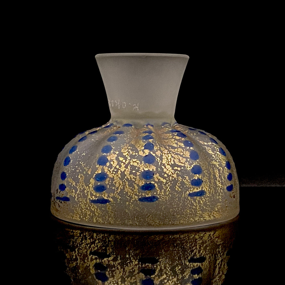 青森県芸術文化報奨受賞 津軽びいどろ 北洋硝子 大川 薫 作 金色箔 青玉文 艶消し乳白硝子 馬上盃 訳あり #485