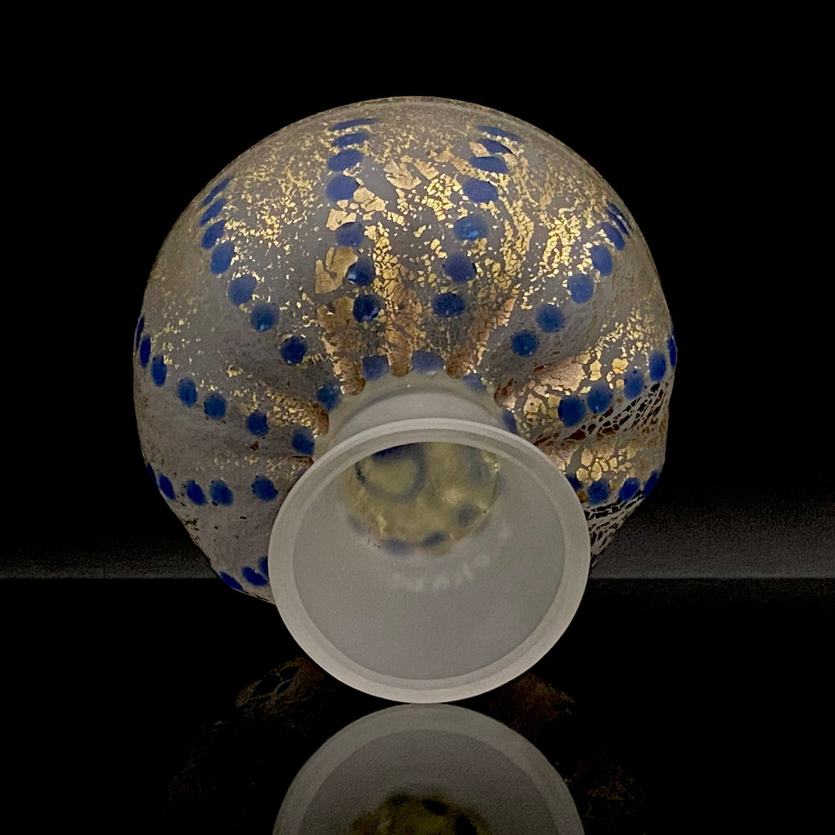 青森県芸術文化報奨受賞 津軽びいどろ 北洋硝子 大川 薫 作 金色箔 青玉文 艶消し乳白硝子 馬上盃 訳あり #485