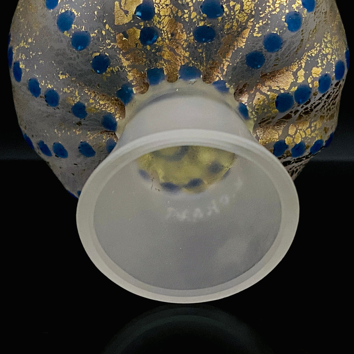 青森県芸術文化報奨受賞 津軽びいどろ 北洋硝子 大川 薫 作 金色箔 青玉文 艶消し乳白硝子 馬上盃 訳あり #485