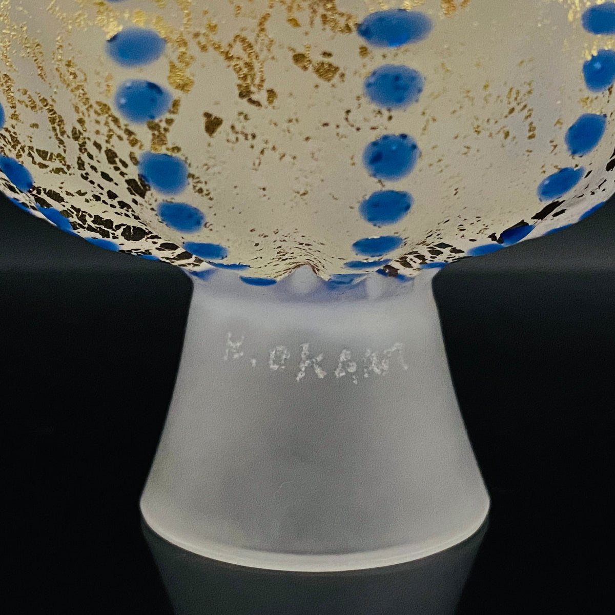 青森県芸術文化報奨受賞 津軽びいどろ 北洋硝子 大川 薫 作 金色箔 青玉文 艶消し乳白硝子 馬上盃 訳あり #485
