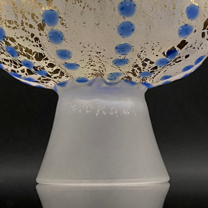 青森県芸術文化報奨受賞 津軽びいどろ 北洋硝子 大川 薫 作 金色箔 青玉文 艶消し乳白硝子 馬上盃 訳あり #485