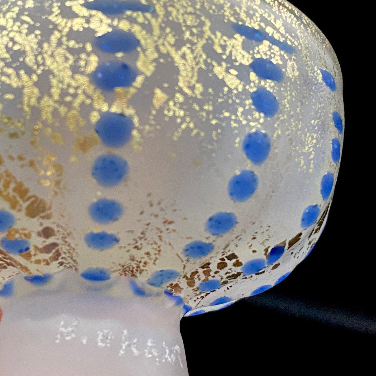 青森県芸術文化報奨受賞 津軽びいどろ 北洋硝子 大川 薫 作 金色箔 青玉文 艶消し乳白硝子 馬上盃 訳あり #485