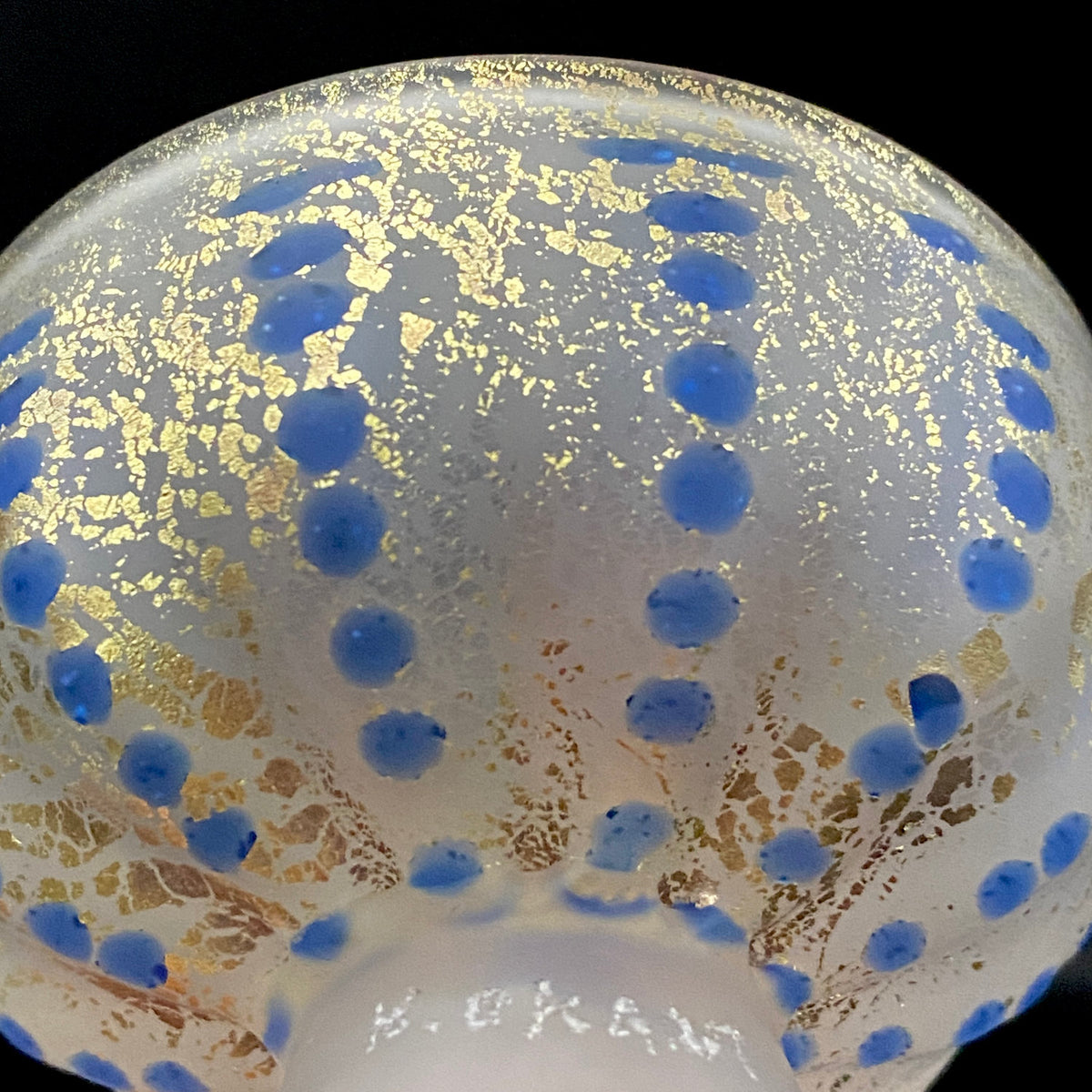 青森県芸術文化報奨受賞 津軽びいどろ 北洋硝子 大川 薫 作 金色箔 青玉文 艶消し乳白硝子 馬上盃 訳あり #485