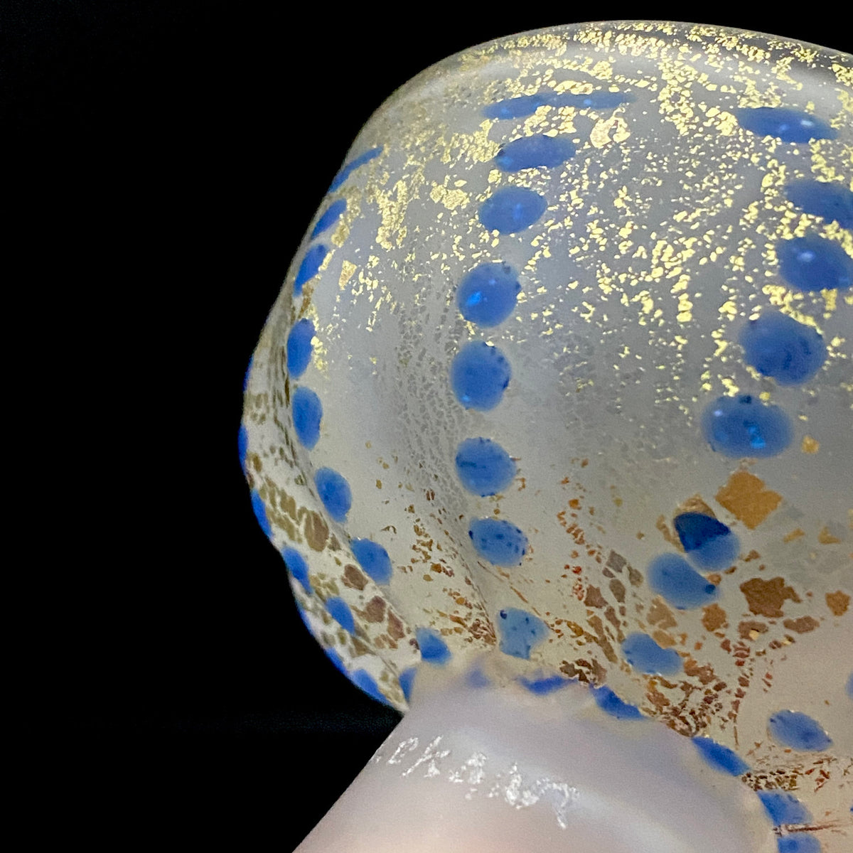 青森県芸術文化報奨受賞 津軽びいどろ 北洋硝子 大川 薫 作 金色箔 青玉文 艶消し乳白硝子 馬上盃 訳あり #485