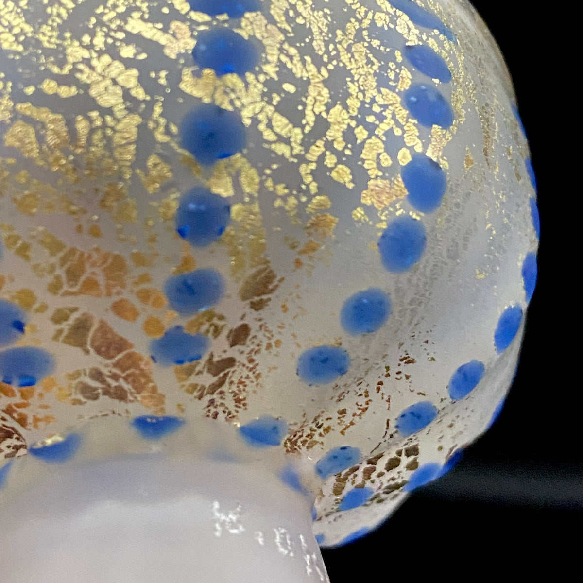 青森県芸術文化報奨受賞 津軽びいどろ 北洋硝子 大川 薫 作 金色箔 青玉文 艶消し乳白硝子 馬上盃 訳あり #485