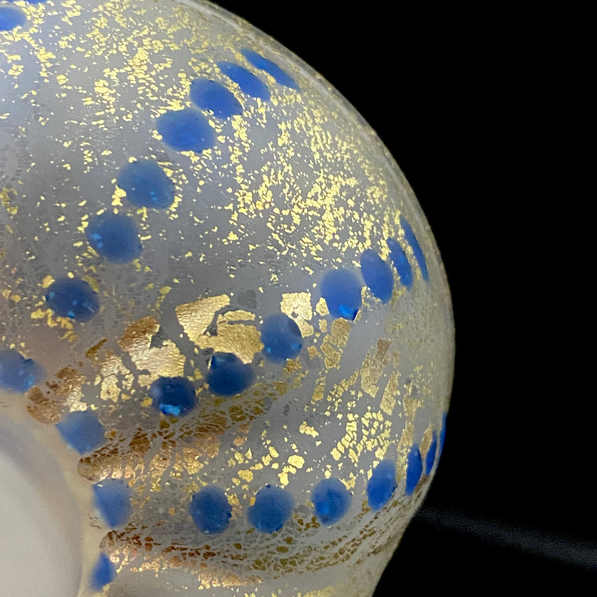 青森県芸術文化報奨受賞 津軽びいどろ 北洋硝子 大川 薫 作 金色箔 青玉文 艶消し乳白硝子 馬上盃 訳あり #485