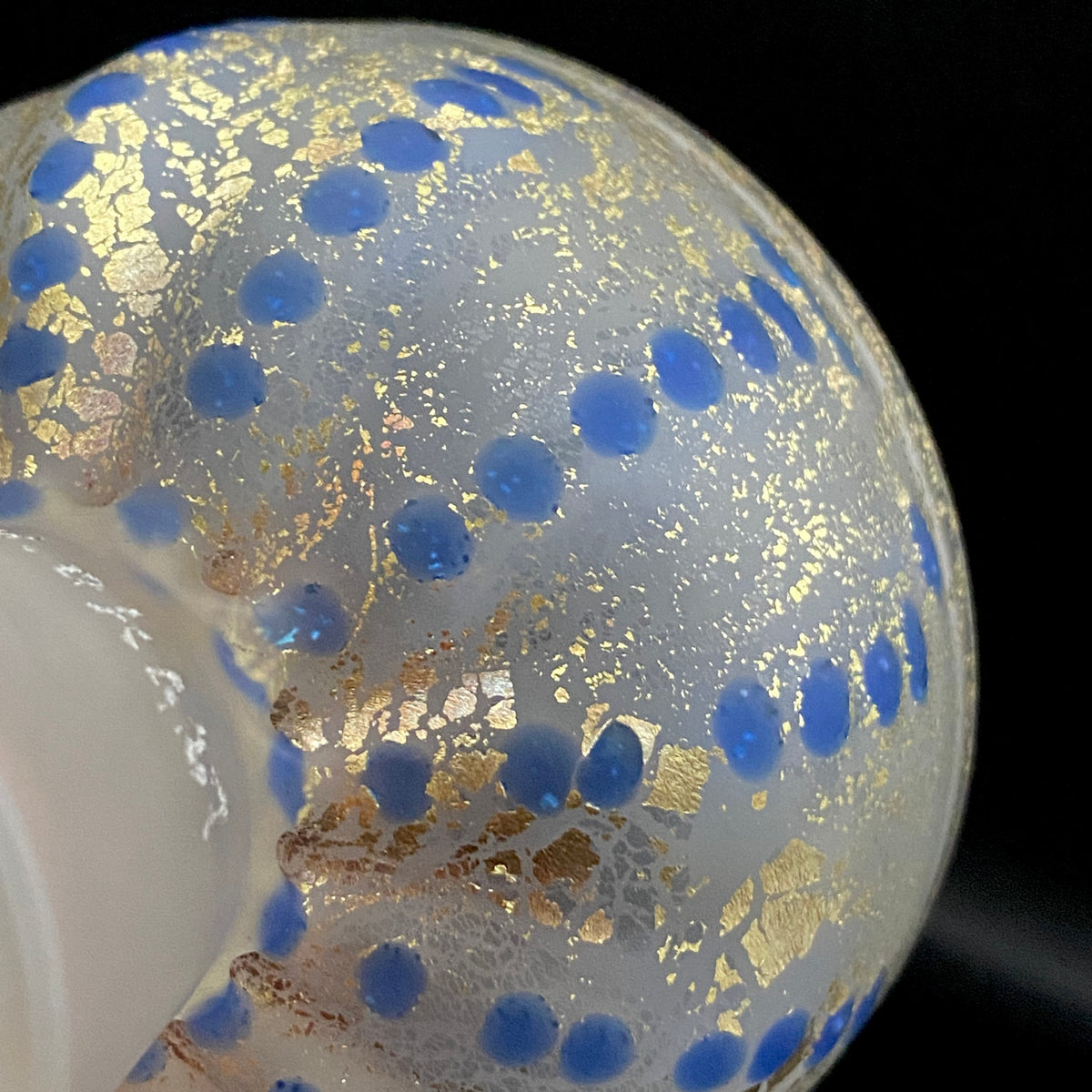 青森県芸術文化報奨受賞 津軽びいどろ 北洋硝子 大川 薫 作 金色箔 青玉文 艶消し乳白硝子 馬上盃 訳あり #485