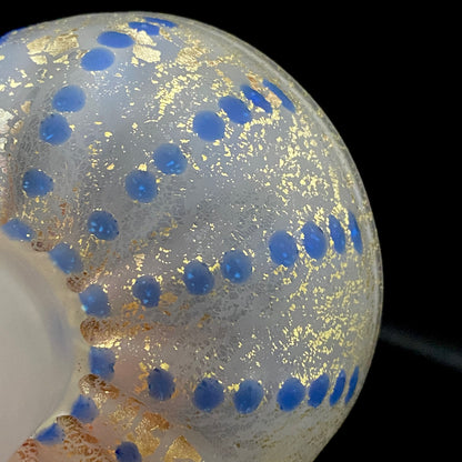 青森県芸術文化報奨受賞 津軽びいどろ 北洋硝子 大川 薫 作 金色箔 青玉文 艶消し乳白硝子 馬上盃 訳あり #485