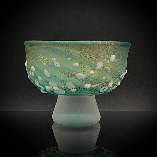 青森県芸術文化報奨受賞 津軽びいどろ 北洋硝子 大川 薫 作 金色箔 白玉文 艶消し青緑硝子 馬上盃 #484