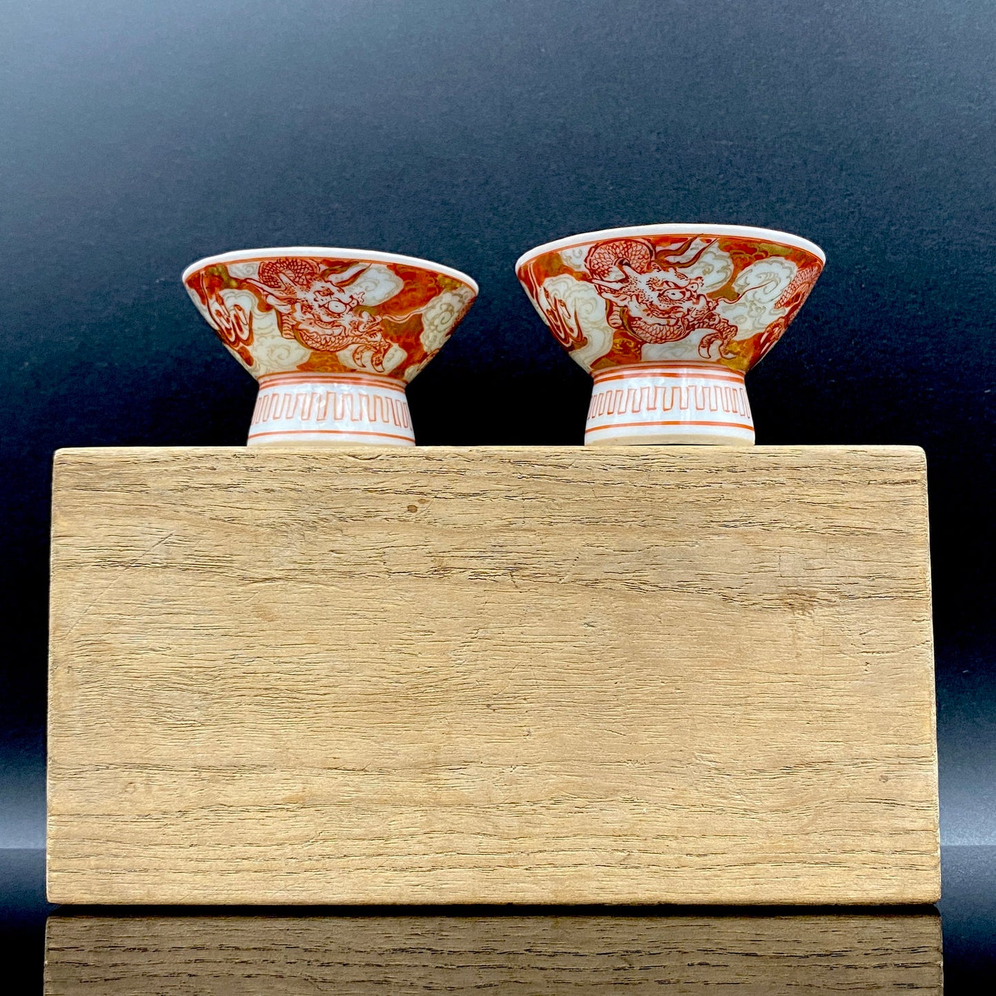 谷 秋渓 作 金彩赤絵細描 雲龍文 酒盃 二客 昭和初期制作 竹内吟秋門下の真髄 下絵なしの極細一筆書き龍模様 ジャパニーズコウゲイの至宝 #203