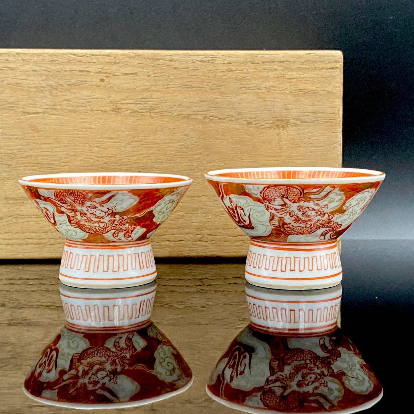 谷 秋渓 作 金彩赤絵細描 雲龍文 酒盃 二客 昭和初期制作 竹内吟秋門下の真髄 下絵なしの極細一筆書き龍模様 ジャパニーズコウゲイの至宝 #203