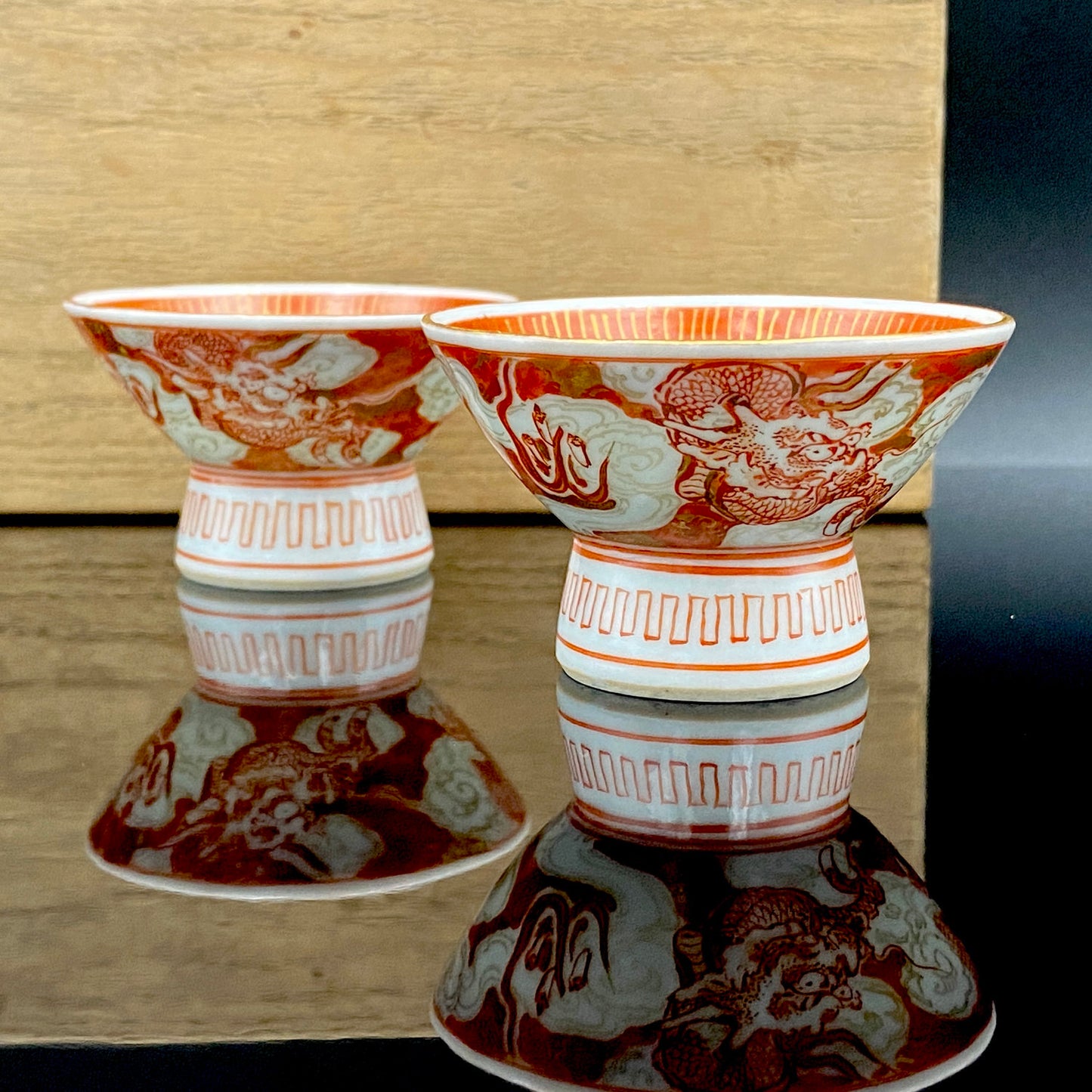 谷 秋渓 作 金彩赤絵細描 雲龍文 酒盃 二客 昭和初期制作 竹内吟秋門下の真髄 下絵なしの極細一筆書き龍模様 ジャパニーズコウゲイの至宝 #203