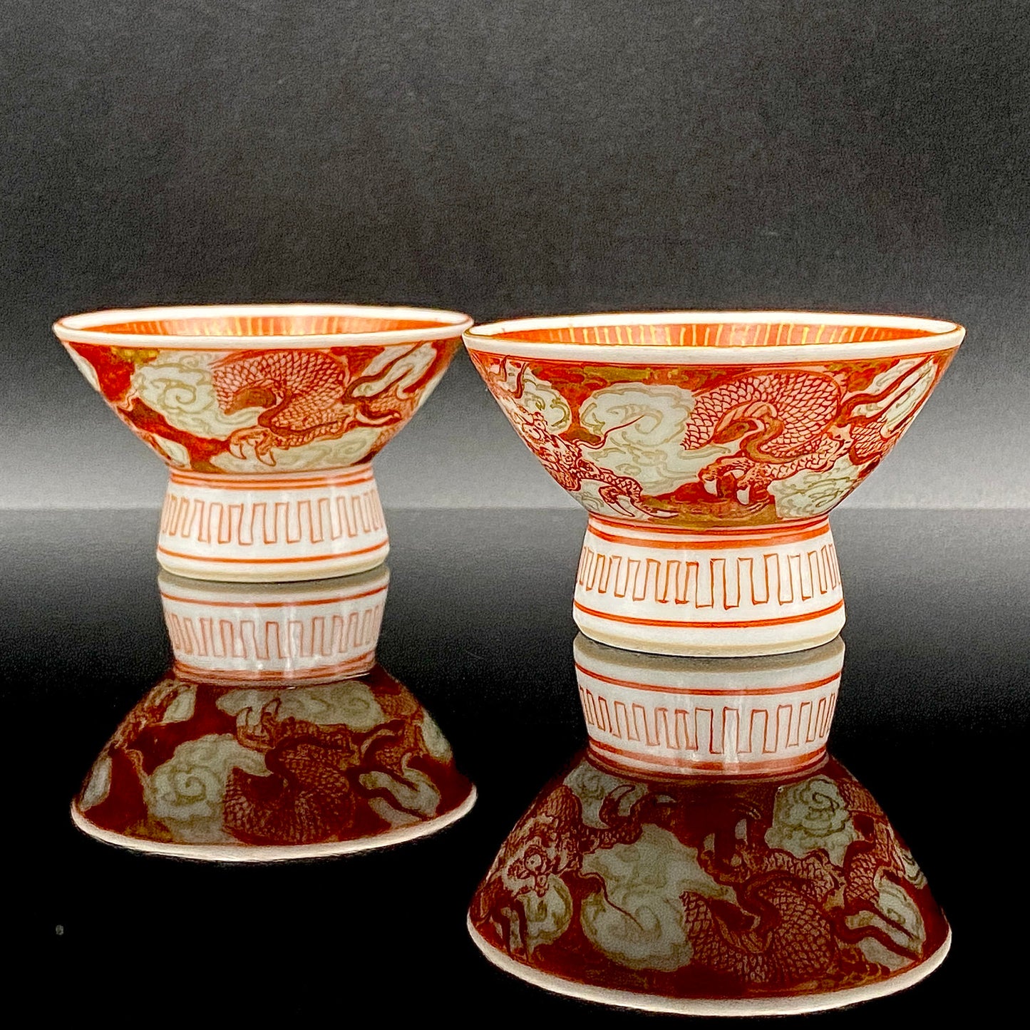 谷 秋渓 作 金彩赤絵細描 雲龍文 酒盃 二客 昭和初期制作 竹内吟秋門下の真髄 下絵なしの極細一筆書き龍模様 ジャパニーズコウゲイの至宝 #203