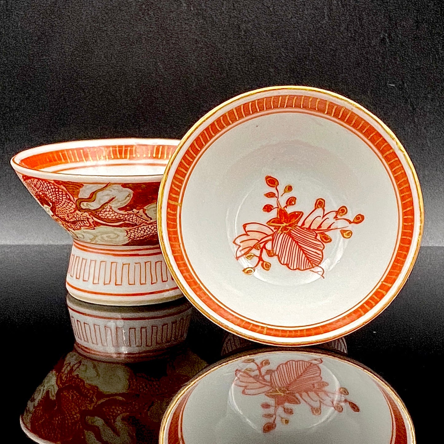 谷 秋渓 作 金彩赤絵細描 雲龍文 酒盃 二客 昭和初期制作 竹内吟秋門下の真髄 下絵なしの極細一筆書き龍模様 ジャパニーズコウゲイの至宝 #203