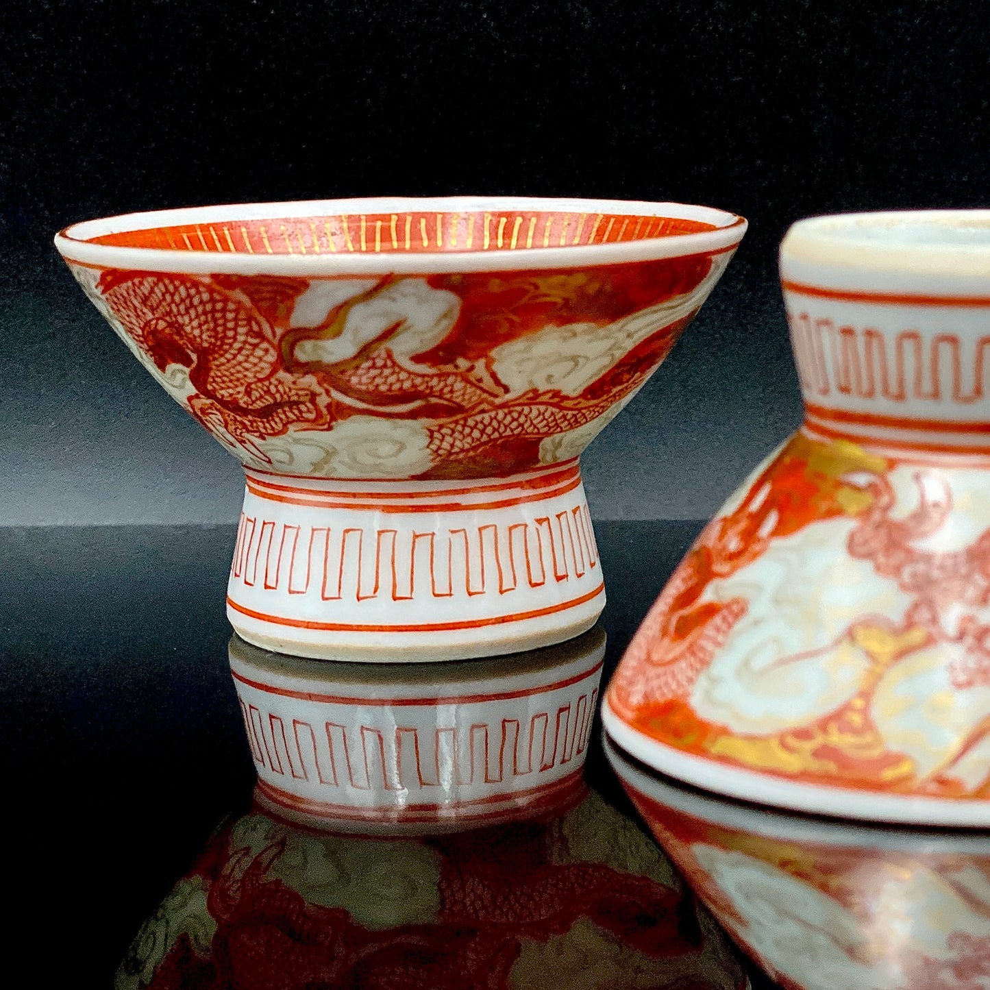 谷 秋渓 作 金彩赤絵細描 雲龍文 酒盃 二客 昭和初期制作 竹内吟秋門下の真髄 下絵なしの極細一筆書き龍模様 ジャパニーズコウゲイの至宝 #203