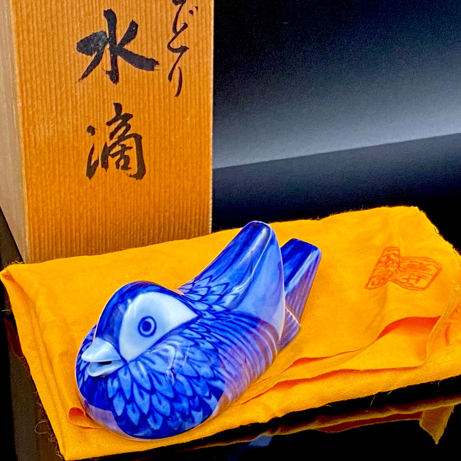 宮内庁御用達 十四代 辻常陸（つじ ひたち）作 染付吹墨鳳凰文 彫刻的