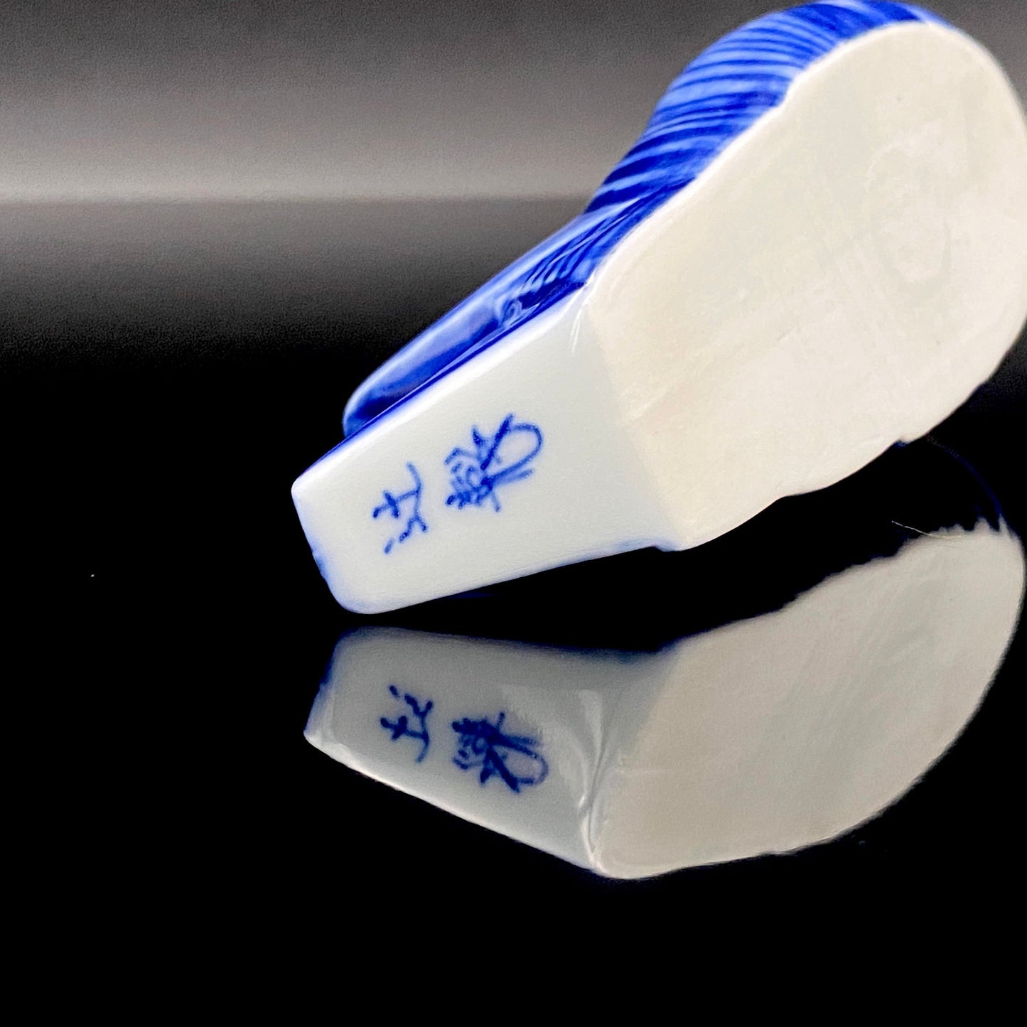 Imperial Household Agency Purveyor, 14th Generation Tsuji Hitachi: Blue and White Fukizumi Phoenix Motif Sculptural Water Dropper / Whisky Dropper #208
