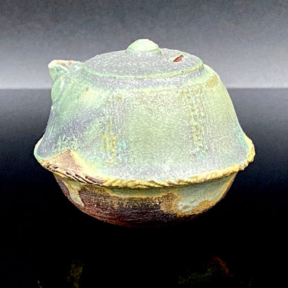 福岡県指定無形文化財保持者 高倉 国光 1986年 作 小石原焼 秘伝緑青釉 飛び鉄彫文 水滴 ウィスキードロッパー #209