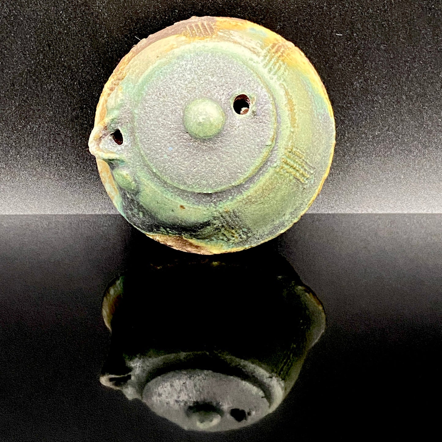福岡県指定無形文化財保持者 高倉 国光 1986年 作 小石原焼 秘伝緑青釉 飛び鉄彫文 水滴 ウィスキードロッパー #209