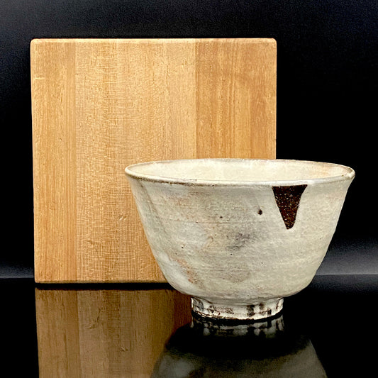 Kyo-yaki Seiwa Kiln, Founded by Certified Traditional Craftsman Hara Seiwa I (原清和): Korai-Style Kohiki Tea Bowl with Hima, Japanese Rocks Glass, with Wooden Box #504