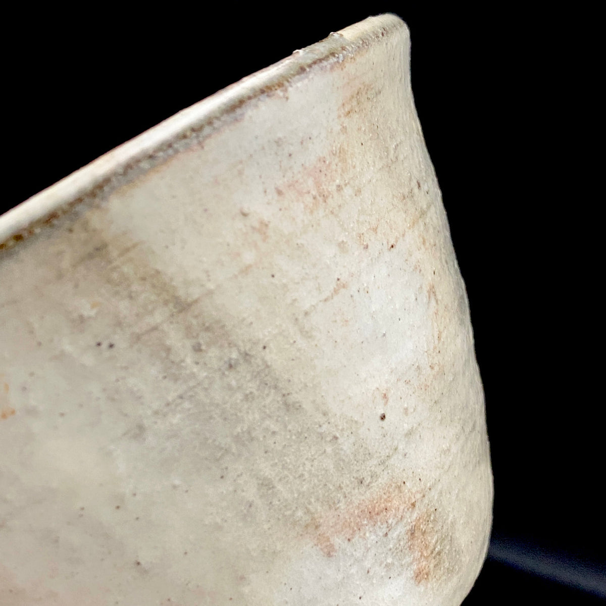 Kyo-yaki Seiwa Kiln, Founded by Certified Traditional Craftsman Hara Seiwa I (原清和): Korai-Style Kohiki Tea Bowl with Hima, Japanese Rocks Glass, with Wooden Box #504