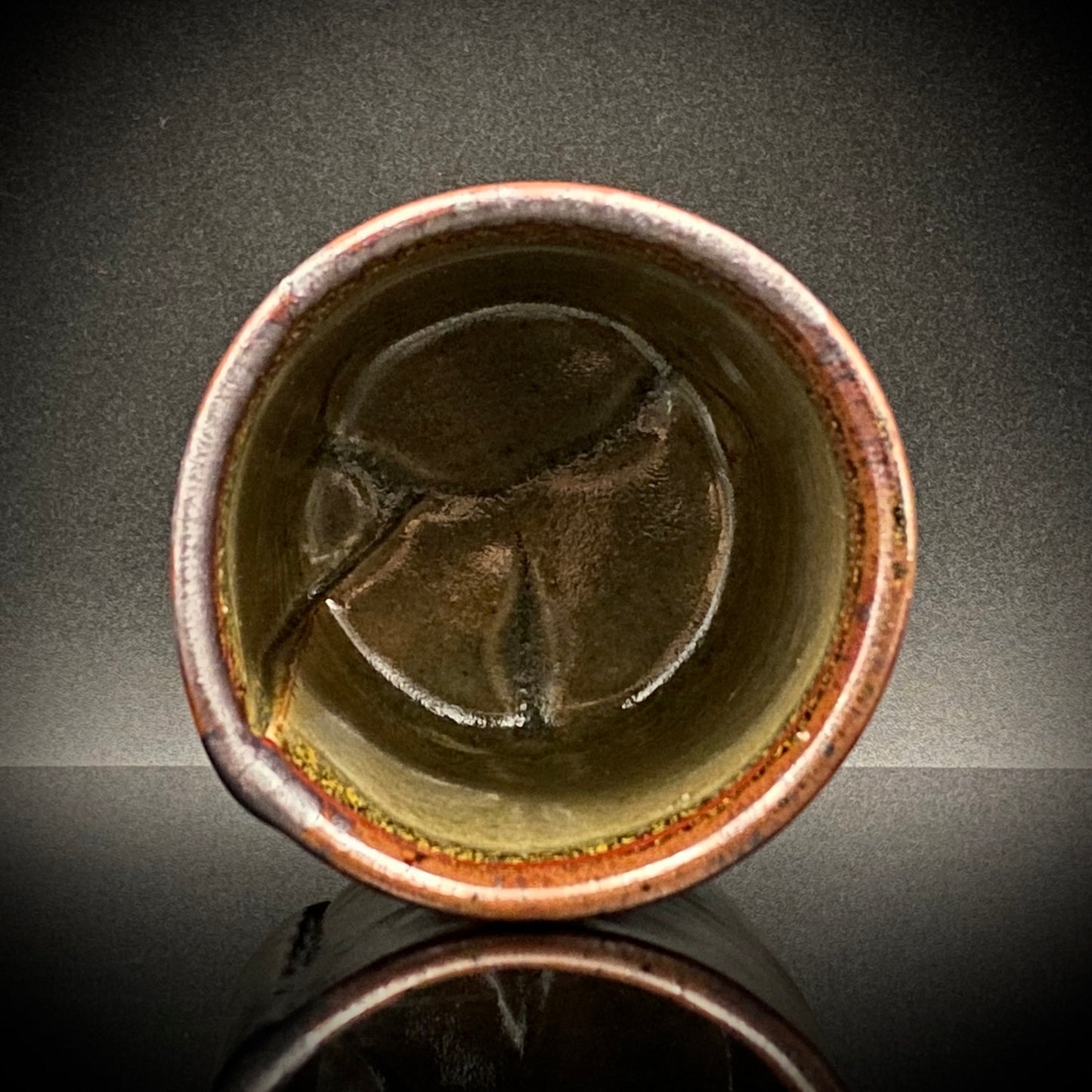万古陶瓷器竞赛通产大臣奖获奖作家 成田山大阪别院大壶制作窑元 久村俊英作 长岛烧窑元俊英金彩布目三足酒杯 岩石杯 #268