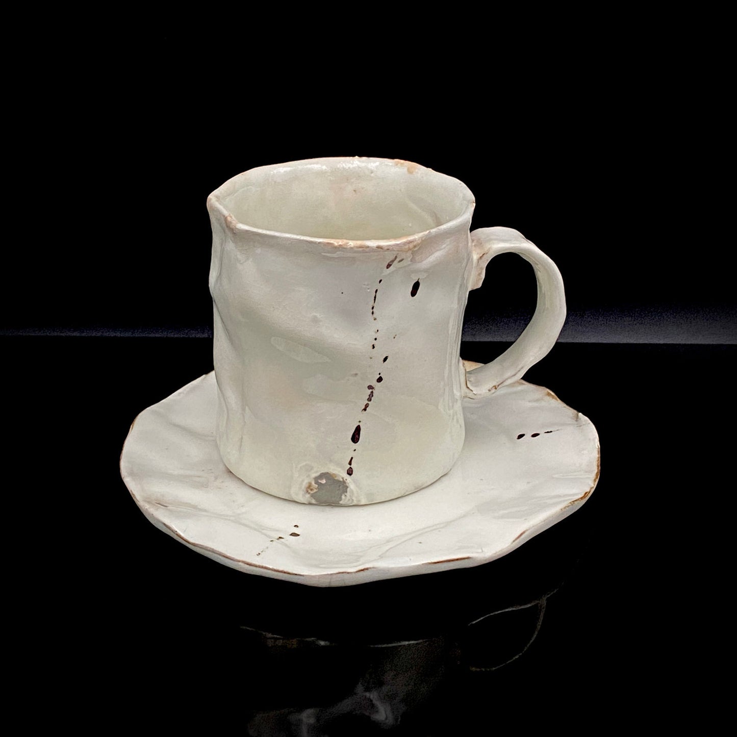 Recipient of the Kyoto Prefecture Order of Cultural Merit, Sodeisha Co-Founder Hikaru Yamada, Kohiki Iron-Painted Dotted Line Pattern Coffee Cup and Saucer, A White Sake Vessel Where the Amber Color of Whiskey Beautifully Reflects #279