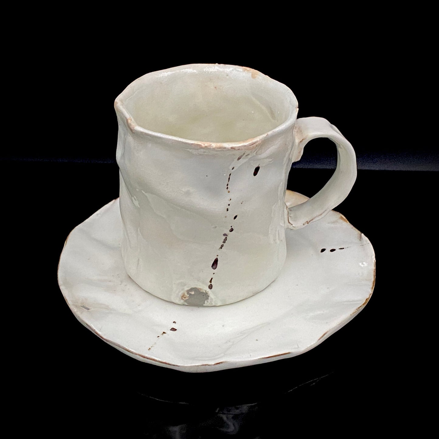 Recipient of the Kyoto Prefecture Order of Cultural Merit, Sodeisha Co-Founder Hikaru Yamada, Kohiki Iron-Painted Dotted Line Pattern Coffee Cup and Saucer, A White Sake Vessel Where the Amber Color of Whiskey Beautifully Reflects #279