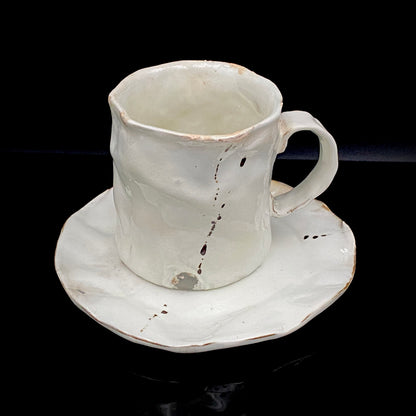 Recipient of the Kyoto Prefecture Order of Cultural Merit, Sodeisha Co-Founder Hikaru Yamada, Kohiki Iron-Painted Dotted Line Pattern Coffee Cup and Saucer, A White Sake Vessel Where the Amber Color of Whiskey Beautifully Reflects #279