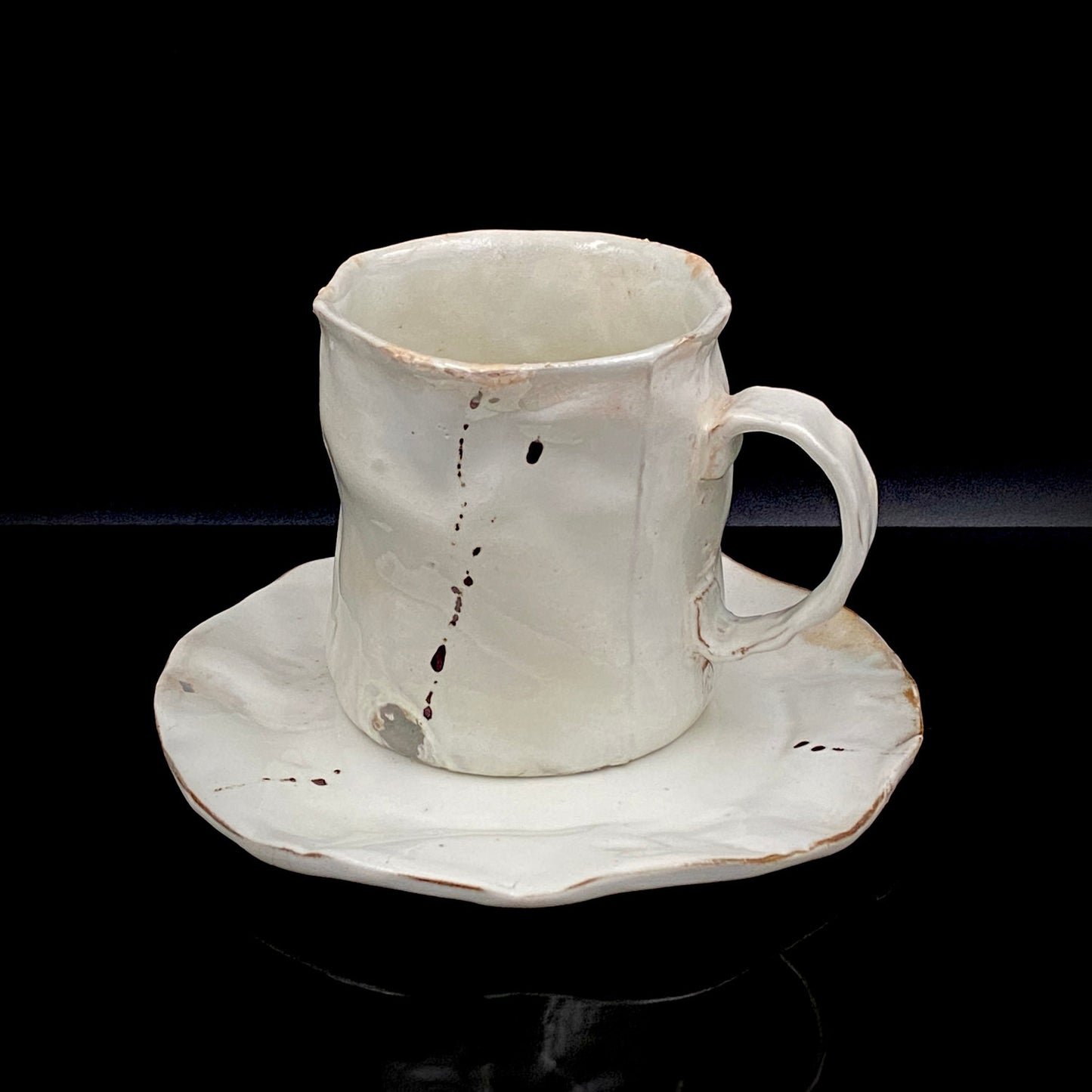 Recipient of the Kyoto Prefecture Order of Cultural Merit, Sodeisha Co-Founder Hikaru Yamada, Kohiki Iron-Painted Dotted Line Pattern Coffee Cup and Saucer, A White Sake Vessel Where the Amber Color of Whiskey Beautifully Reflects #279