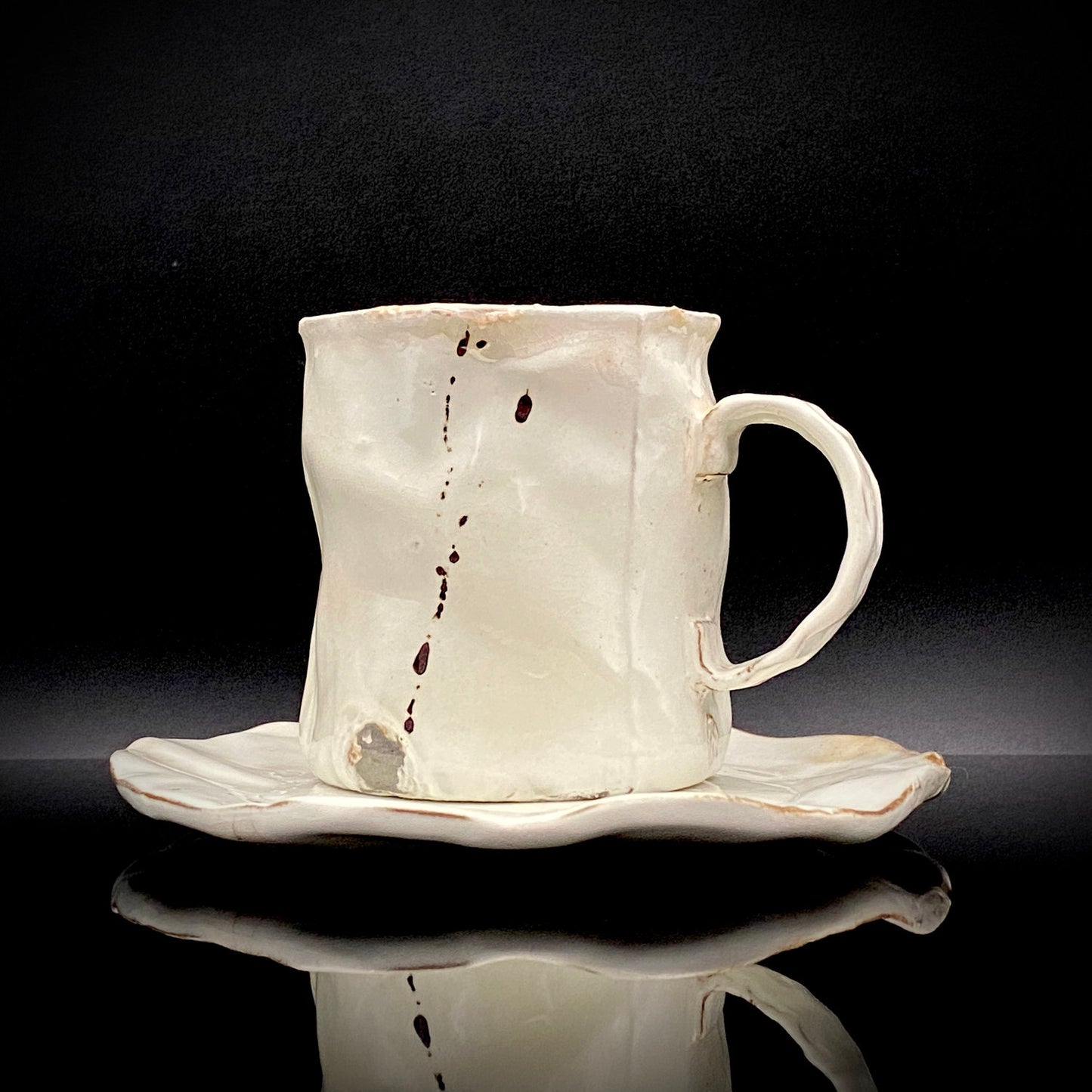 Recipient of the Kyoto Prefecture Order of Cultural Merit, Sodeisha Co-Founder Hikaru Yamada, Kohiki Iron-Painted Dotted Line Pattern Coffee Cup and Saucer, A White Sake Vessel Where the Amber Color of Whiskey Beautifully Reflects #279