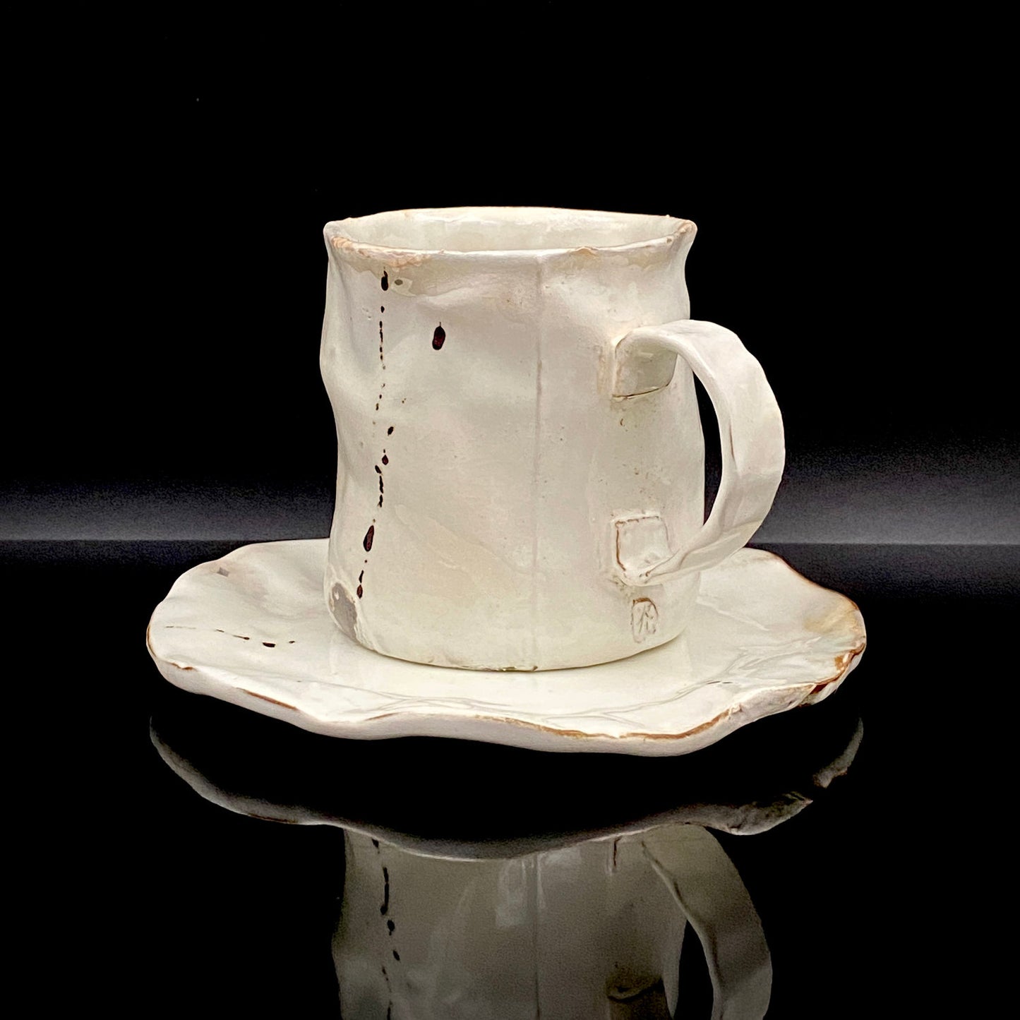 Recipient of the Kyoto Prefecture Order of Cultural Merit, Sodeisha Co-Founder Hikaru Yamada, Kohiki Iron-Painted Dotted Line Pattern Coffee Cup and Saucer, A White Sake Vessel Where the Amber Color of Whiskey Beautifully Reflects #279