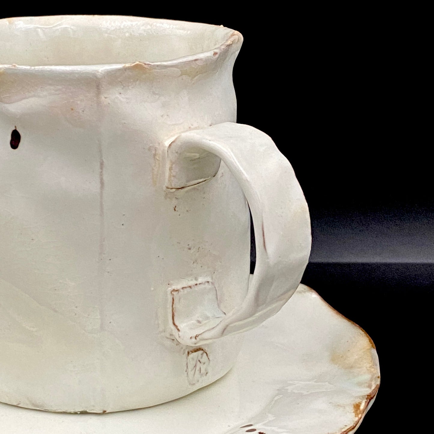 Recipient of the Kyoto Prefecture Order of Cultural Merit, Sodeisha Co-Founder Hikaru Yamada, Kohiki Iron-Painted Dotted Line Pattern Coffee Cup and Saucer, A White Sake Vessel Where the Amber Color of Whiskey Beautifully Reflects #279