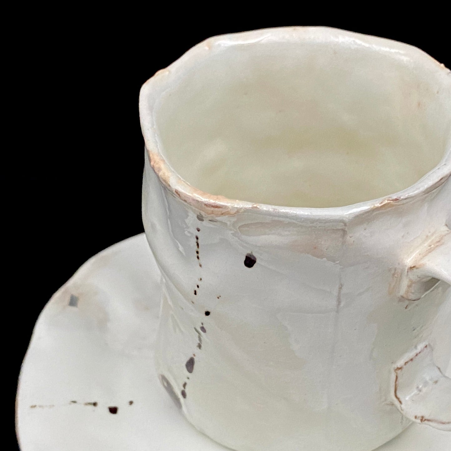 Recipient of the Kyoto Prefecture Order of Cultural Merit, Sodeisha Co-Founder Hikaru Yamada, Kohiki Iron-Painted Dotted Line Pattern Coffee Cup and Saucer, A White Sake Vessel Where the Amber Color of Whiskey Beautifully Reflects #279