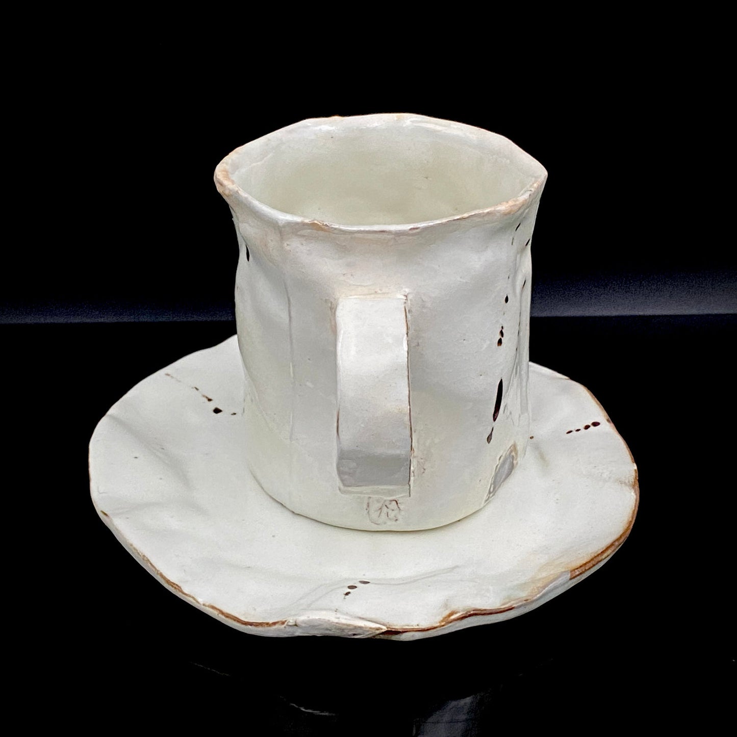 Recipient of the Kyoto Prefecture Order of Cultural Merit, Sodeisha Co-Founder Hikaru Yamada, Kohiki Iron-Painted Dotted Line Pattern Coffee Cup and Saucer, A White Sake Vessel Where the Amber Color of Whiskey Beautifully Reflects #279