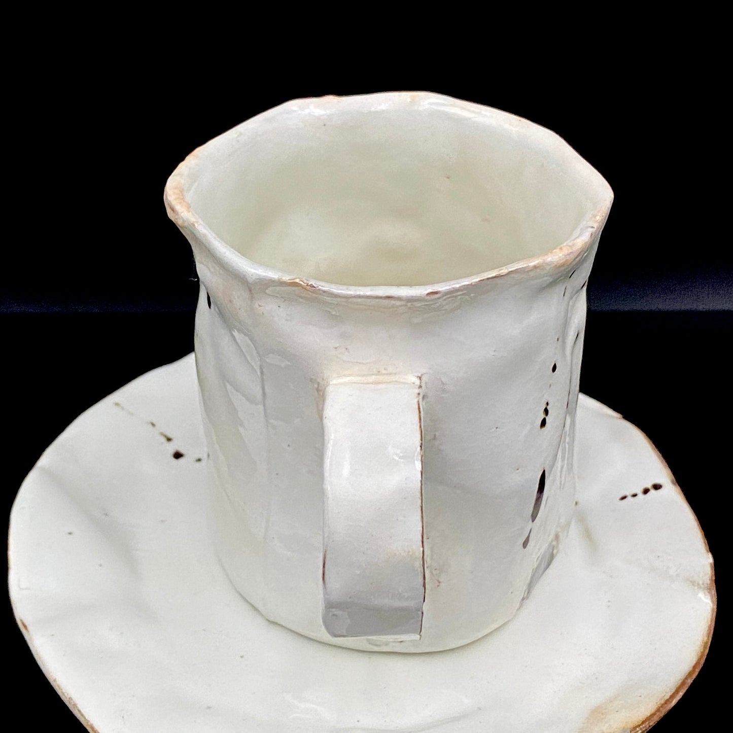 Recipient of the Kyoto Prefecture Order of Cultural Merit, Sodeisha Co-Founder Hikaru Yamada, Kohiki Iron-Painted Dotted Line Pattern Coffee Cup and Saucer, A White Sake Vessel Where the Amber Color of Whiskey Beautifully Reflects #279