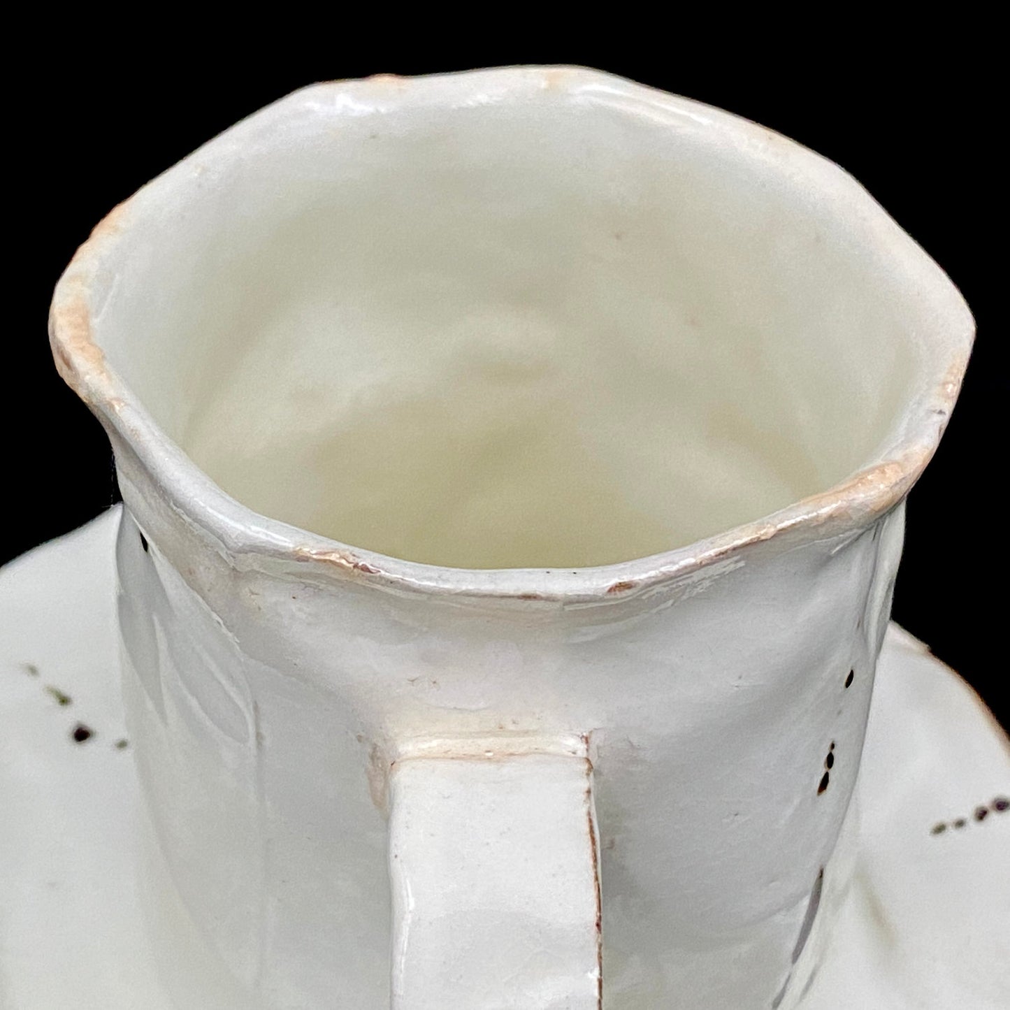 Recipient of the Kyoto Prefecture Order of Cultural Merit, Sodeisha Co-Founder Hikaru Yamada, Kohiki Iron-Painted Dotted Line Pattern Coffee Cup and Saucer, A White Sake Vessel Where the Amber Color of Whiskey Beautifully Reflects #279