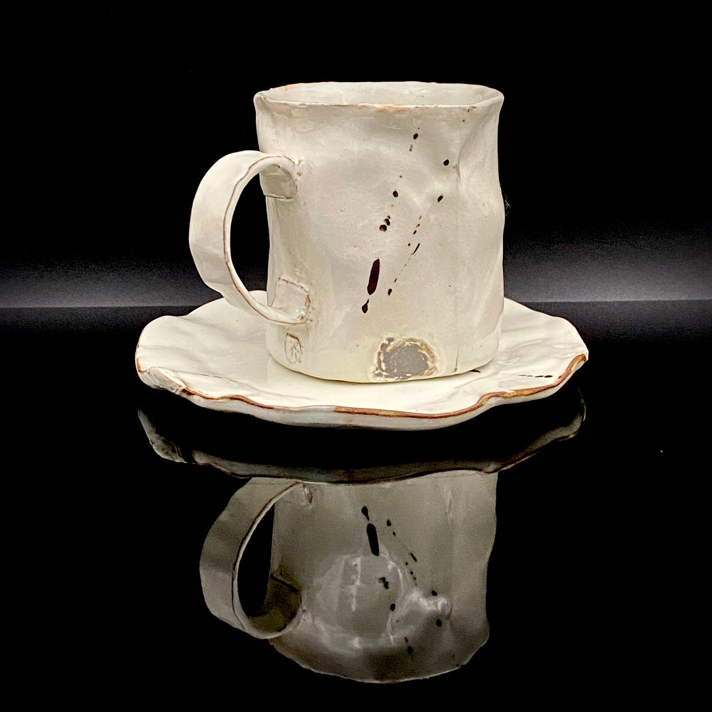 Recipient of the Kyoto Prefecture Order of Cultural Merit, Sodeisha Co-Founder Hikaru Yamada, Kohiki Iron-Painted Dotted Line Pattern Coffee Cup and Saucer, A White Sake Vessel Where the Amber Color of Whiskey Beautifully Reflects #279