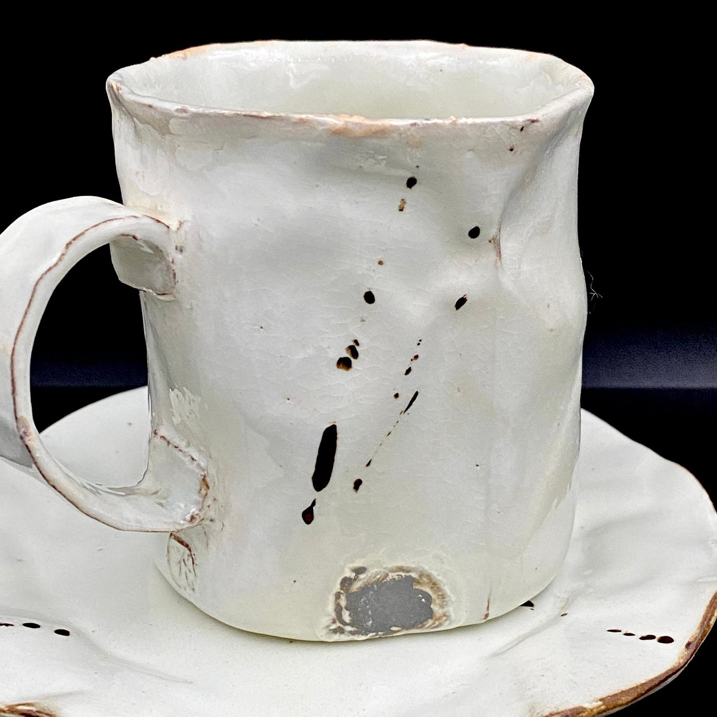 Recipient of the Kyoto Prefecture Order of Cultural Merit, Sodeisha Co-Founder Hikaru Yamada, Kohiki Iron-Painted Dotted Line Pattern Coffee Cup and Saucer, A White Sake Vessel Where the Amber Color of Whiskey Beautifully Reflects #279
