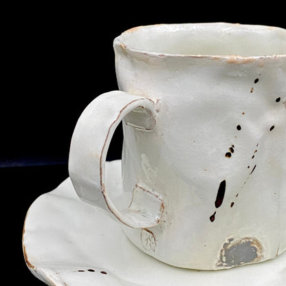Recipient of the Kyoto Prefecture Order of Cultural Merit, Sodeisha Co-Founder Hikaru Yamada, Kohiki Iron-Painted Dotted Line Pattern Coffee Cup and Saucer, A White Sake Vessel Where the Amber Color of Whiskey Beautifully Reflects #279