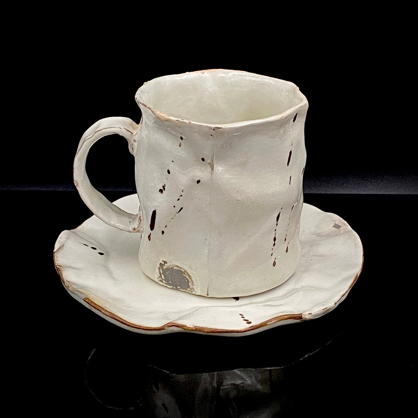 Recipient of the Kyoto Prefecture Order of Cultural Merit, Sodeisha Co-Founder Hikaru Yamada, Kohiki Iron-Painted Dotted Line Pattern Coffee Cup and Saucer, A White Sake Vessel Where the Amber Color of Whiskey Beautifully Reflects #279