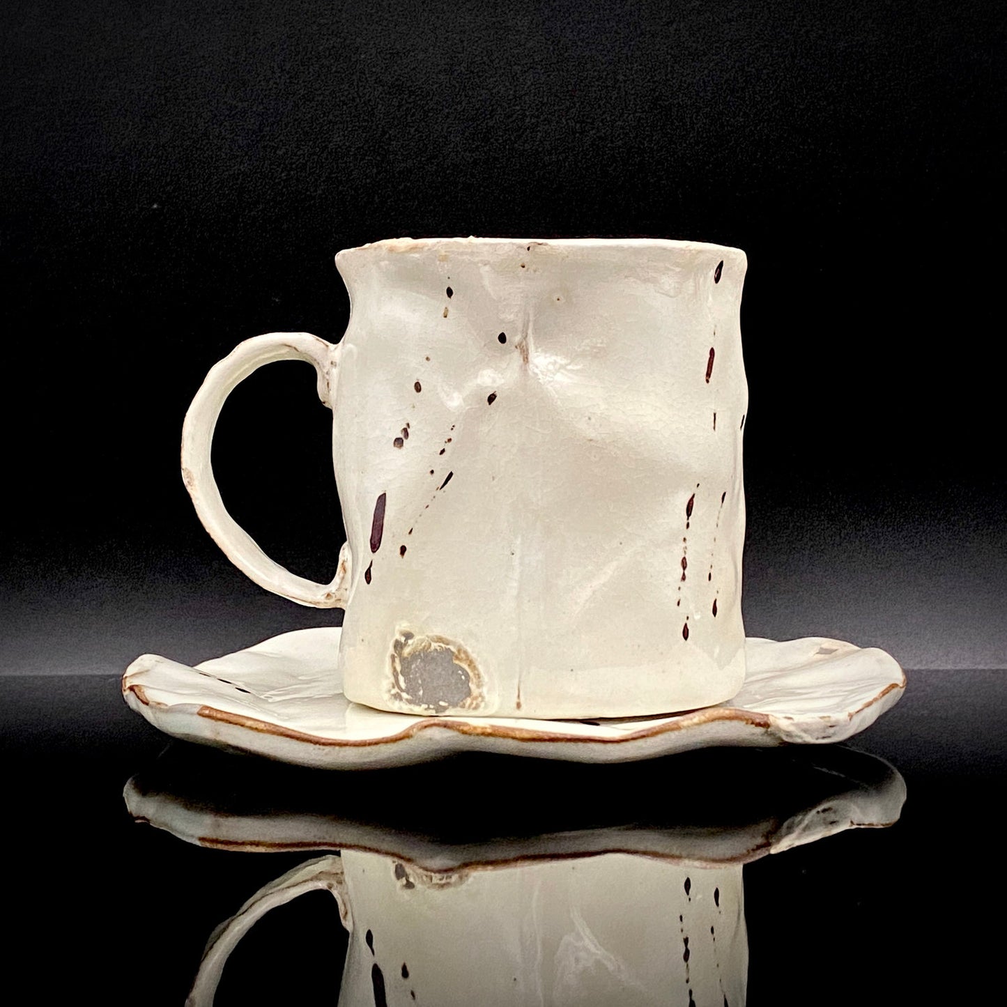 Recipient of the Kyoto Prefecture Order of Cultural Merit, Sodeisha Co-Founder Hikaru Yamada, Kohiki Iron-Painted Dotted Line Pattern Coffee Cup and Saucer, A White Sake Vessel Where the Amber Color of Whiskey Beautifully Reflects #279